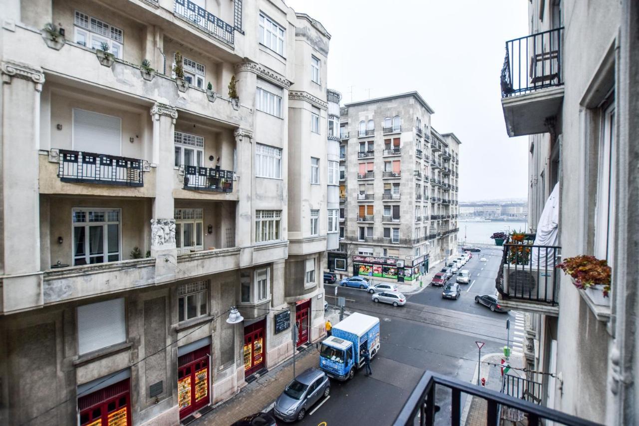 Riverside Apartment in Downtown Boedapest Buitenkant foto